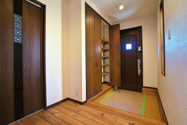 玄関ホール◆ボルドーパインの無垢の床が優しく迎えてくれる玄関