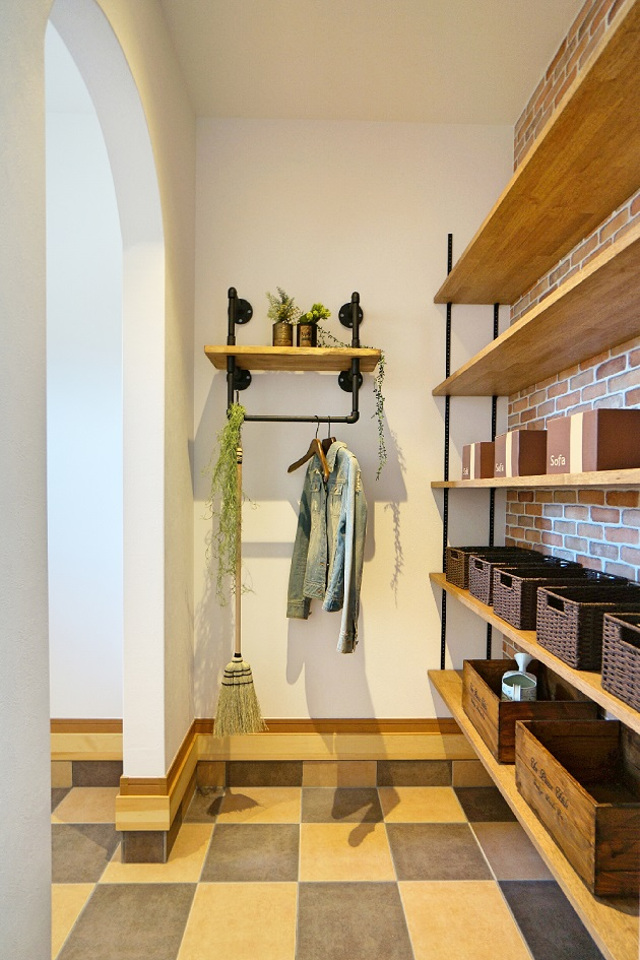 シューズクローク◆空いているスペースにちょっと空間を引き締めるものはいかがかと…。 ガス管を活用して作ったガス管リメイクパイプラック！