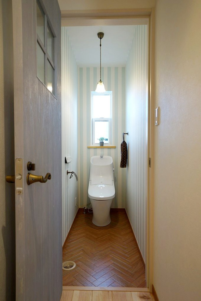 トイレ◆ヘリンボーンの床にドアとお揃いのライトブルーのストライプのクロスが可愛らしいトイレ♡アンティークなサニタリーグッズ＆照明でオシャレ度アップ♪