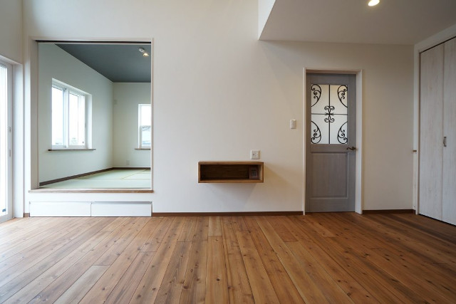 和室◆リビングとつながる小上がりの和室。畳下を利用して収納を作りました！畳のある生活もほっこりしそうですね♪