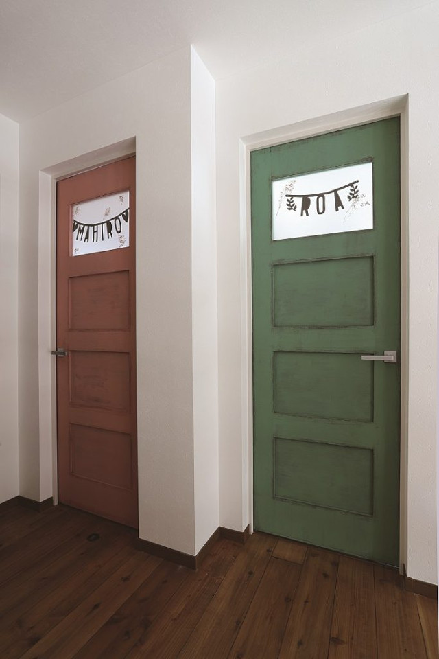 室内ドア◆お子様のお部屋のドアは、輸入木製ドアにヴィンテージな塗装を施してみました