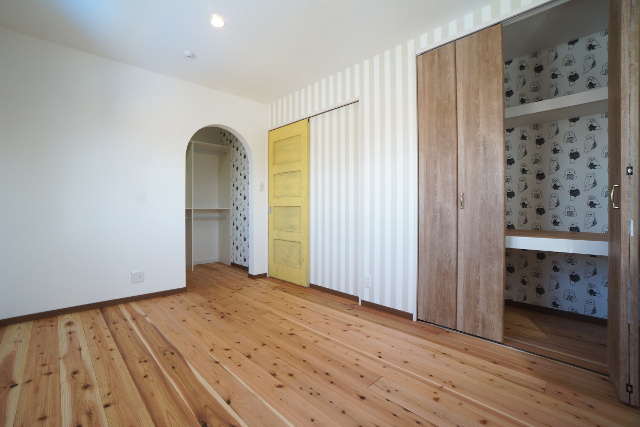 寝室◆ヴィンテージ塗装を施した輸入木製ドアが素敵な雰囲気の寝室。ウォークインクローゼットに押入に収納もたっぷりと♪