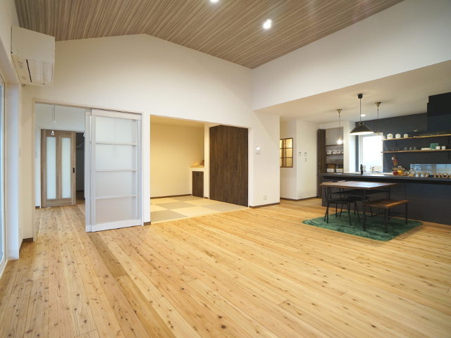 天井を高くして開放感のあるリビング空間。一つの空間でご家族の楽しい笑い声が聞こえてくるようです