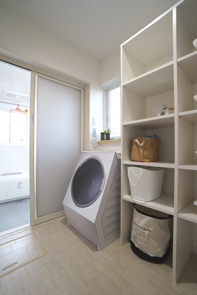 脱衣室◆洗って、干して、仕舞うことができる造り付け収納のある脱衣室