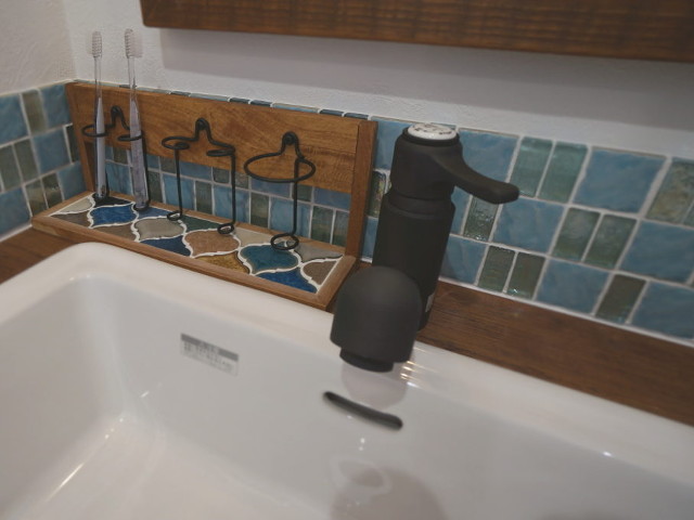 造作洗面化粧台◆水栓金具もアンティークなアイテムを選びました!!シャワーヘッド付き!歯ブラシスタンドも手づくり!
