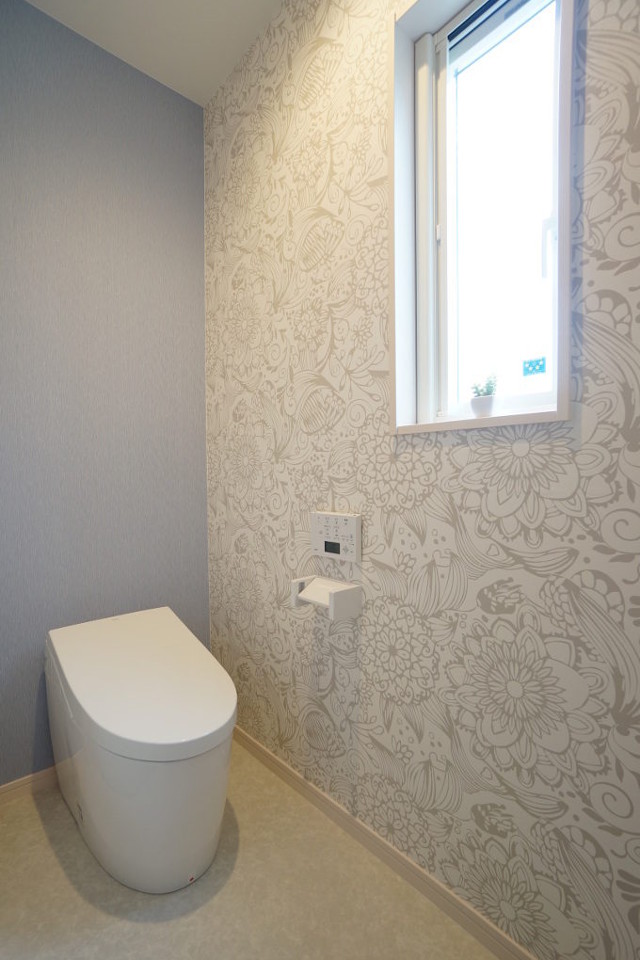 スタイリッシュなタンクレストイレ「ネオレストＡＨ」のあるスッキリとしたトイレ空間。淡いカラーと大きな花柄のクロス使いもいい感じですね