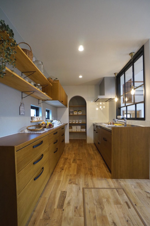 キッチン◆木製扉が可愛らしいウッドワンのキッチン。収納多目なご家族のためにパントリーもカップボードも収納たっぷりと！