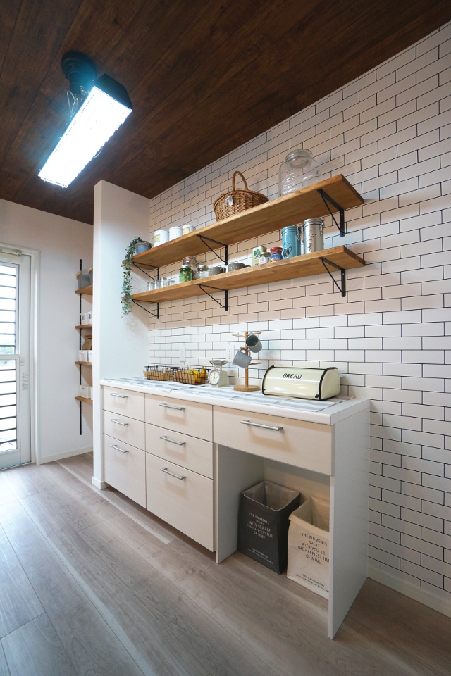 キッチンとおソロのカップボード。木製可動棚のパントリーもあって収納もたっぷりです！
