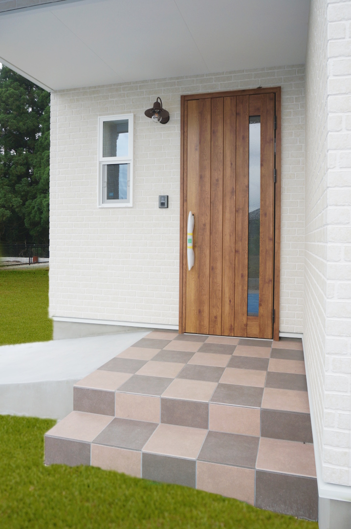 2色使いの玄関タイルとマキアートパインの木目がおしゃれな玄関ドアで可愛らしい玄関に♡