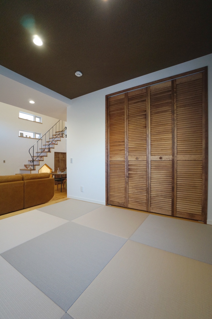 和室◆輸入木製クローゼット扉も和の空間となじみます♩