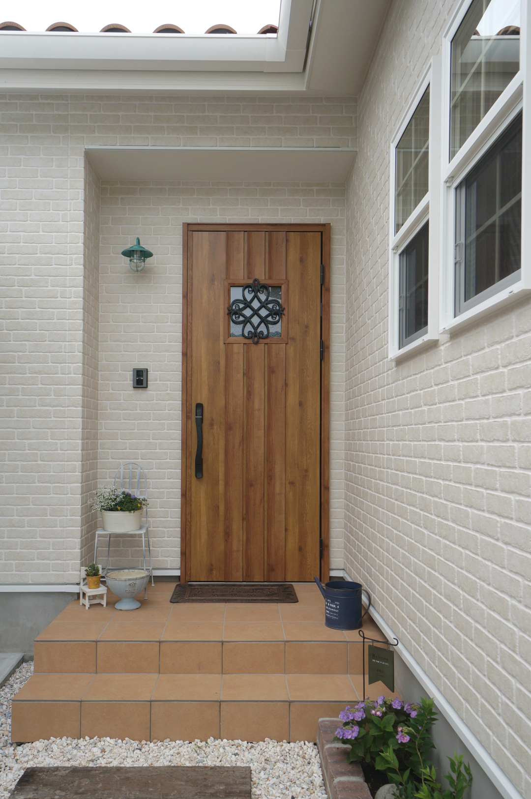 テラコッタ色の玄関タイルとマキアートパインの木目がおしゃれな玄関ドア♩