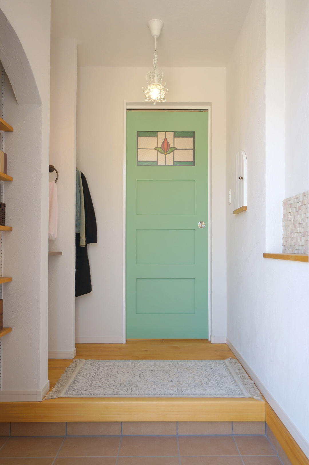 玄関ホール◆二酸化炭素を吸収・分解してくれるグラフェンストーン塗り壁の玄関ホール。鮮やかなエメラルドグリーンの木製ドアがお出迎え♩