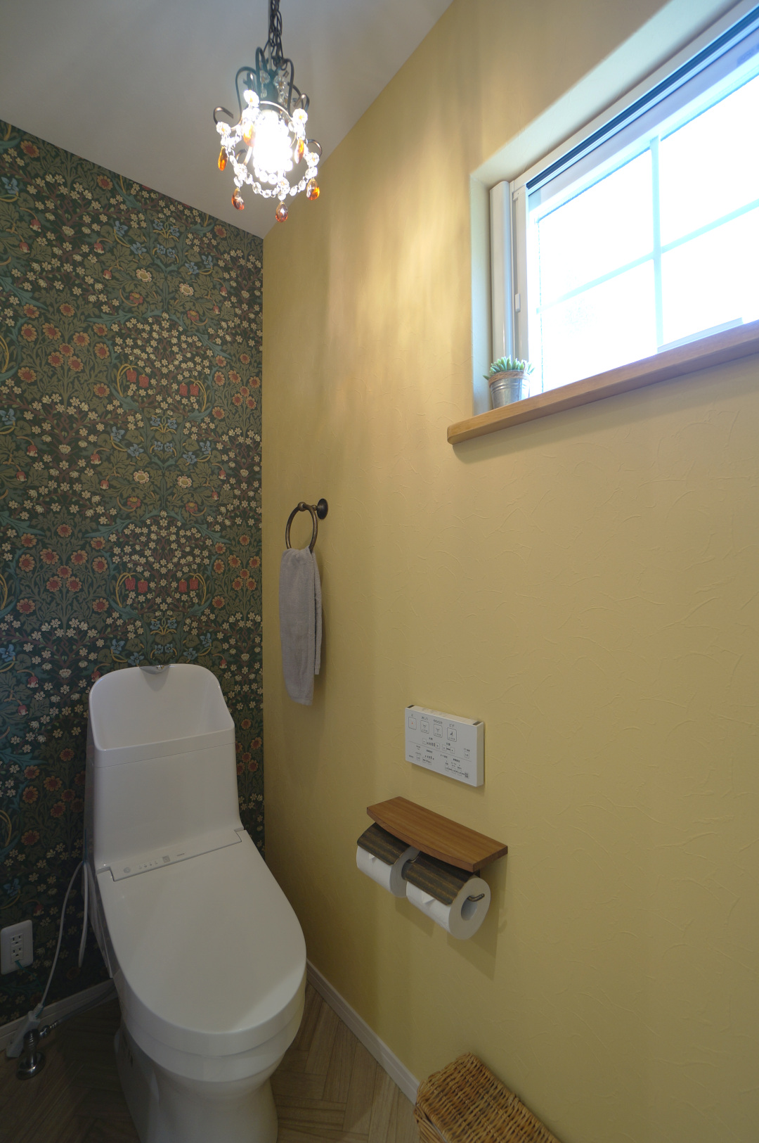 トイレ◆おしゃれなウィリアムモリス壁紙をアクセントにアンティークなシャンデリア照明が海外っぽいトイレ空間