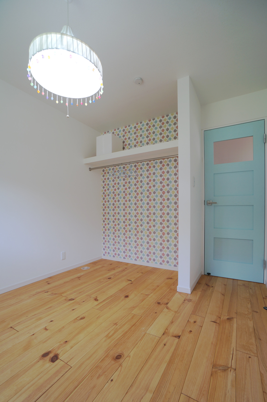 子供部屋◆お子様チョイスのお好みカラーでペイントした木製ドアがポイントの子供部屋