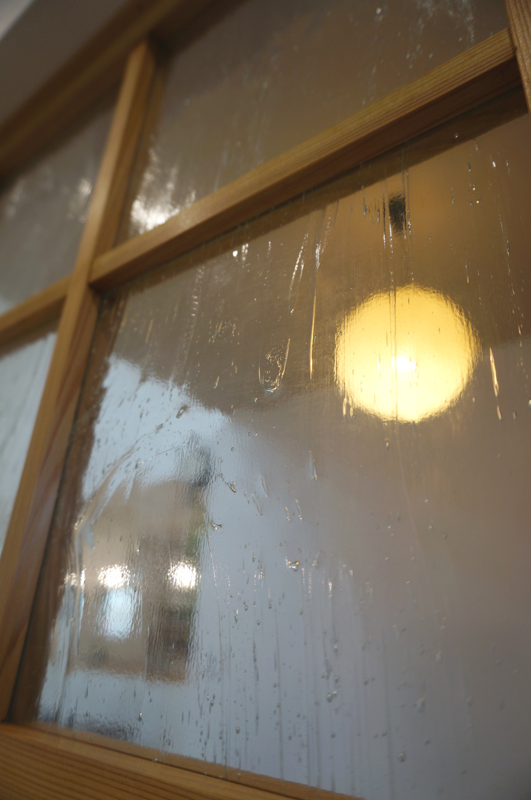 室内ガラス窓◆どこか懐かしさと新しさを感じる気泡入りガラスで室内窓を造作しました