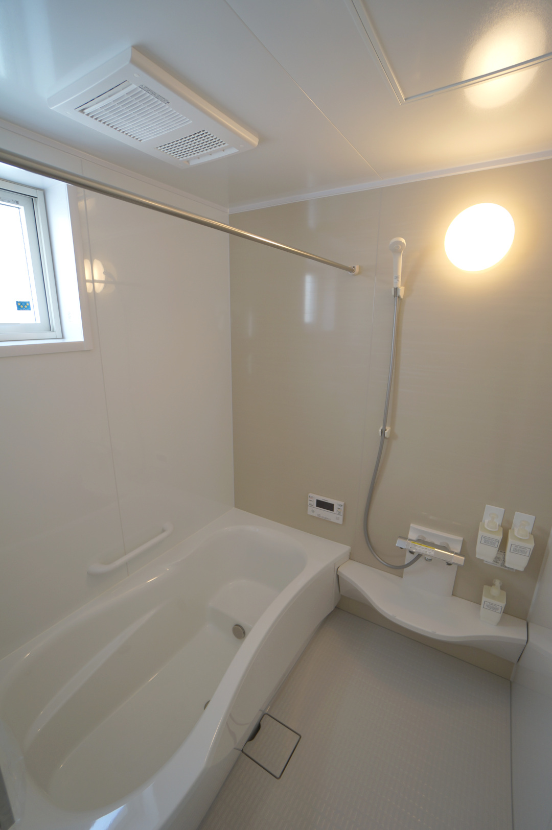 浴室◆トクラスのシステムバス
。人造大理石のバスタブは汚れがつきにくくお手入れもしやすいです。