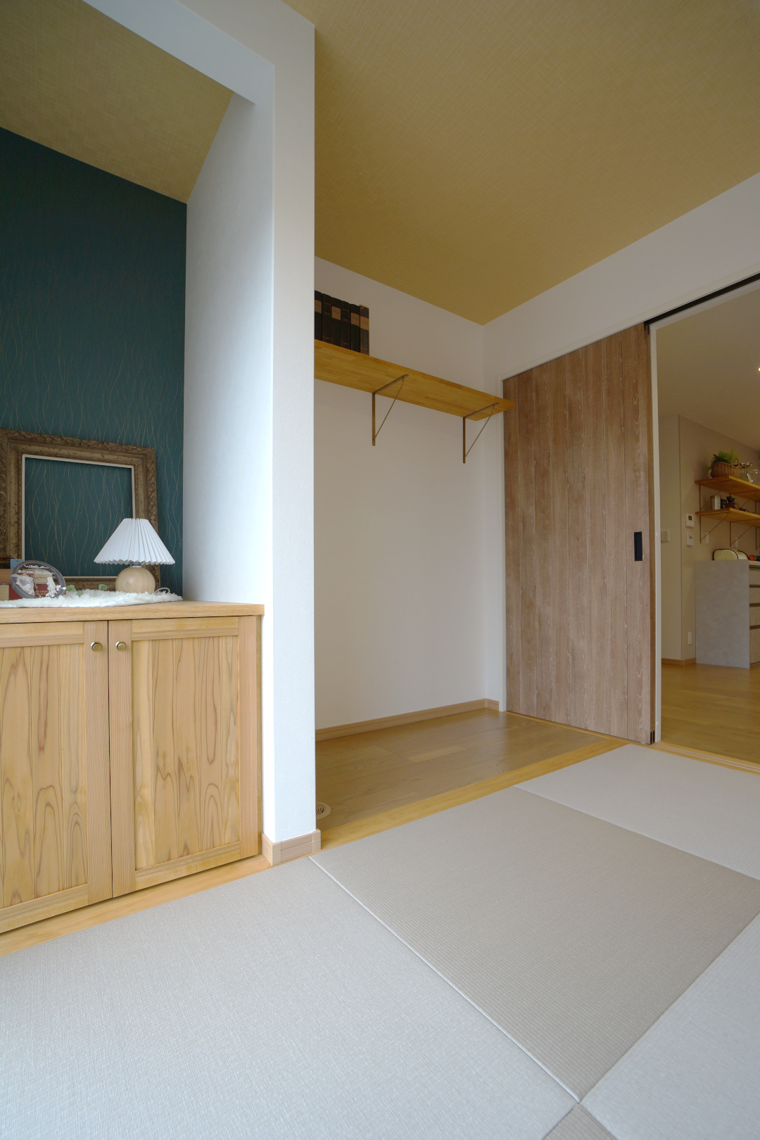 和室◆LDKとつながる三畳の和室。灰桜色の畳がおしゃれ♡造作収納棚やピアノ置き場も作りました！
