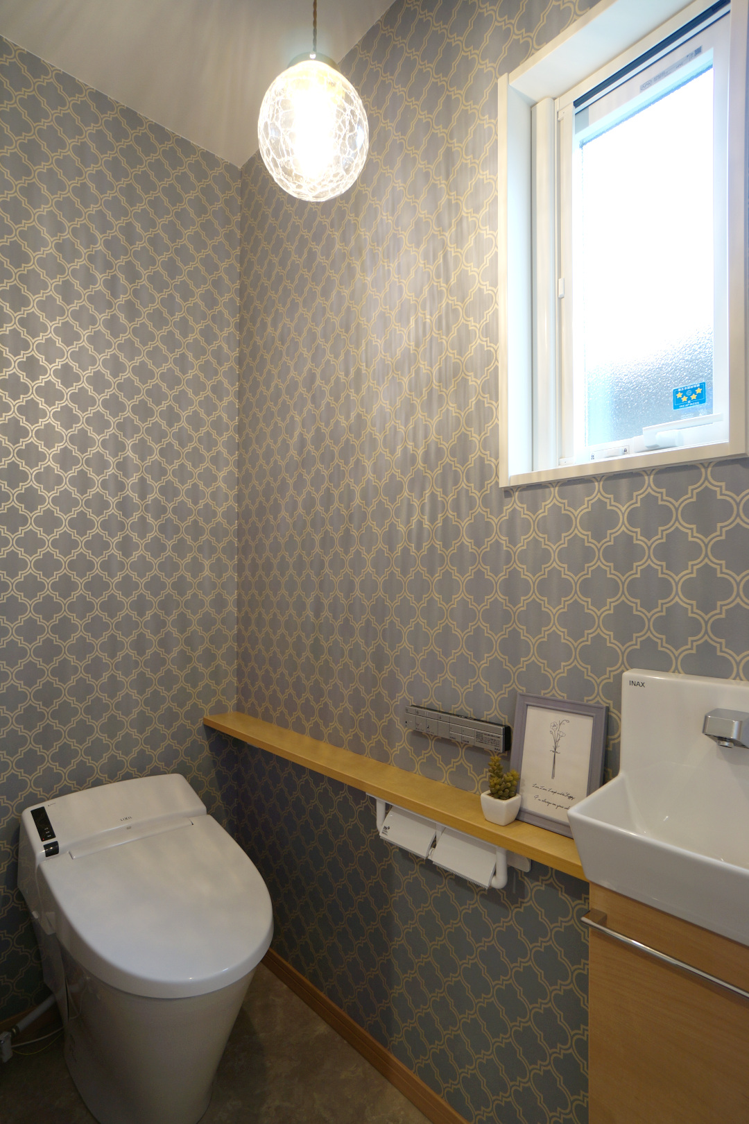 トイレ◆アンティークなデザインの壁紙の手洗いのあるトイレ空間。ひび割れガラスのペンダントライトの陰影もキレイ。