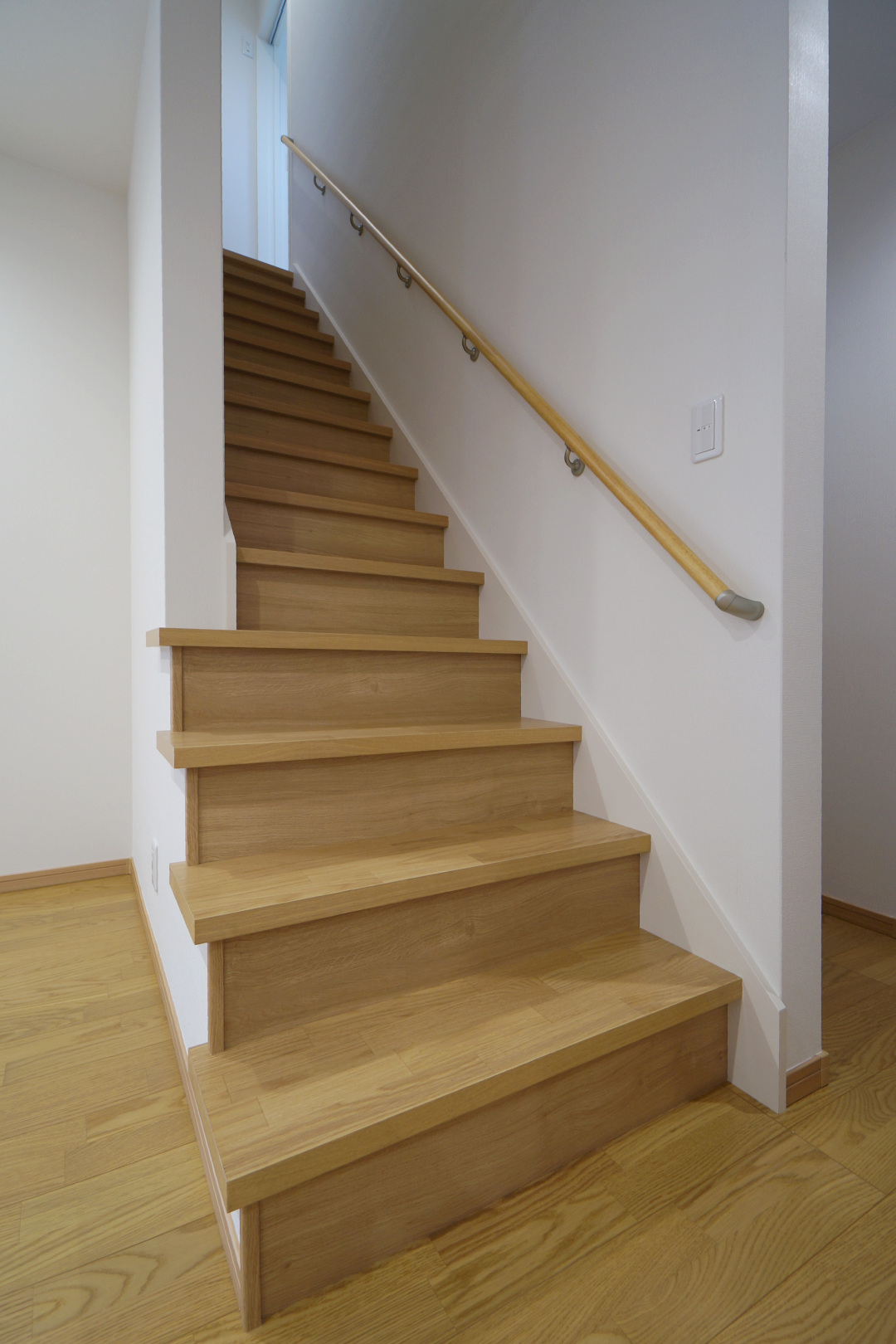 階段◆床色と同じ優しい木目調で揃えたナチュラルなストレート階段